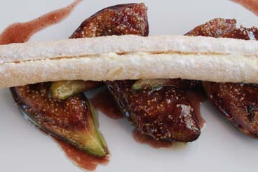 Gebakken vijgen met daarbovenop lange vingers met roomkaas